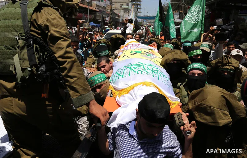 Members of the Ezzedine al-Qassam Brigades, the military wing of the Palestinian Islamist movement Hamas, carry the body of their comrade Ibrahim Abu Al-Naja during his funeral in Rafah, southern Gaza Strip June 8, 2017....