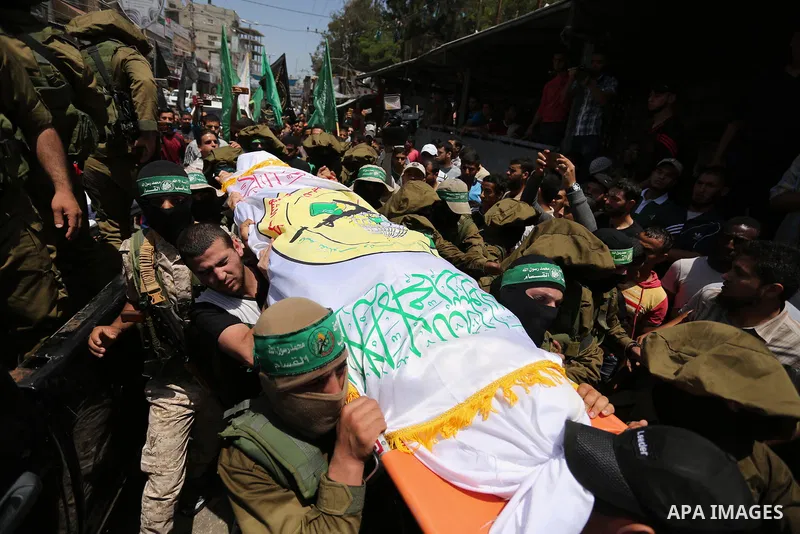 Members of the Ezzedine al-Qassam Brigades, the military wing of the Palestinian Islamist movement Hamas, carry the body of their comrade Ibrahim Abu Al-Naja during his funeral in Rafah, southern Gaza Strip June 8, 2017....