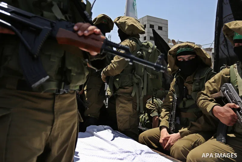 Members of the Ezzedine al-Qassam Brigades, the military wing of the Palestinian Islamist movement Hamas, carry the body of their comrade Ibrahim Abu Al-Naja during his funeral in Rafah, southern Gaza Strip June 8, 2017....