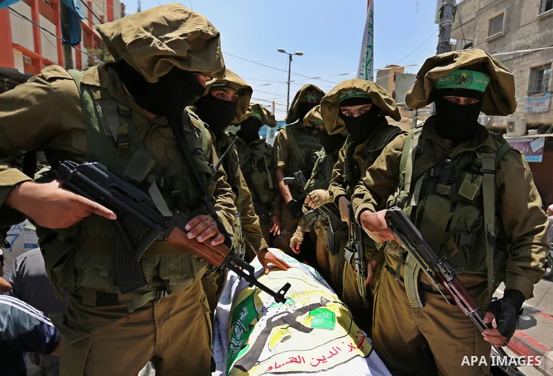 Members of the Ezzedine al-Qassam Brigades, the military wing of the Palestinian Islamist movement Hamas, carry the body of their comrade Ibrahim Abu Al-Naja during his funeral in Rafah, southern Gaza Strip June 8, 2017....