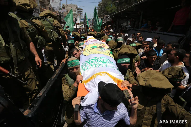 Members of the Ezzedine al-Qassam Brigades, the military wing of the Palestinian Islamist movement Hamas, carry the body of their comrade Ibrahim Abu Al-Naja during his funeral in Rafah, southern Gaza Strip June 8, 2017....