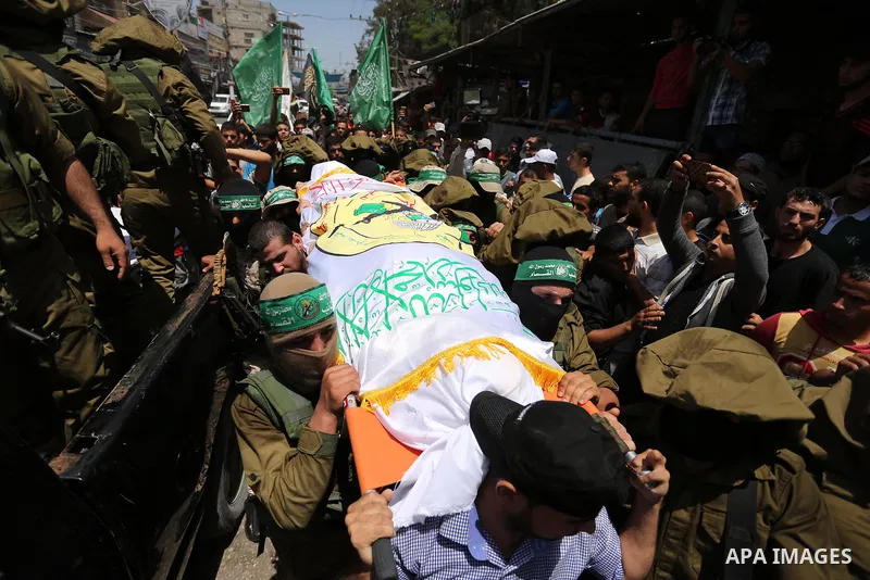 Members of the Ezzedine al-Qassam Brigades, the military wing of the Palestinian Islamist movement Hamas, carry the body of their comrade Ibrahim Abu Al-Naja during his funeral in Rafah, southern Gaza Strip June 8, 2017....