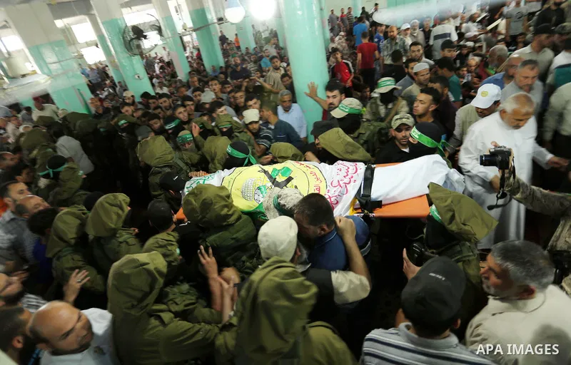Members of the Ezzedine al-Qassam Brigades, the military wing of the Palestinian Islamist movement Hamas, carry the body of their comrade Ibrahim Abu Al-Naja during his funeral in Rafah, southern Gaza Strip June 8, 2017....
