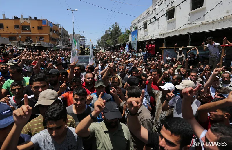 Palestinians attend the funeral of a member the Ezzedine al-Qassam Brigades, the military wing of the Palestinian Islamist movement Hamas of Ibrahim Abu Al-Naja, in Rafah, southern Gaza Strip June 8, 2017. Photo by Ashra...