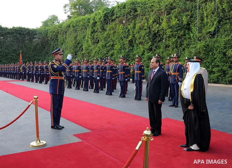 Egyptian President Abdel Fattah al-Sisi welcoming King of Bahrain Hamad bin Issa al-Khalifa upon his arrival in Cairo, on June 8, 2017. Photo by Egyptian President Office