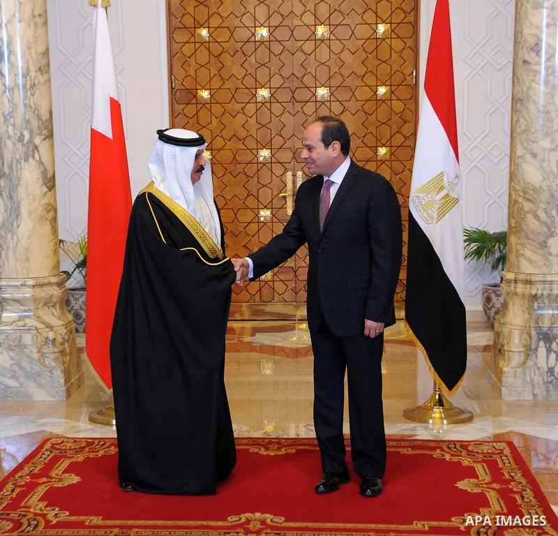 Egyptian President Abdel Fattah al-Sisi meets with King of Bahrain Hamad bin Issa al-Khalifa upon his arrival in Cairo, on June 8, 2017. Photo by Egyptian President Office