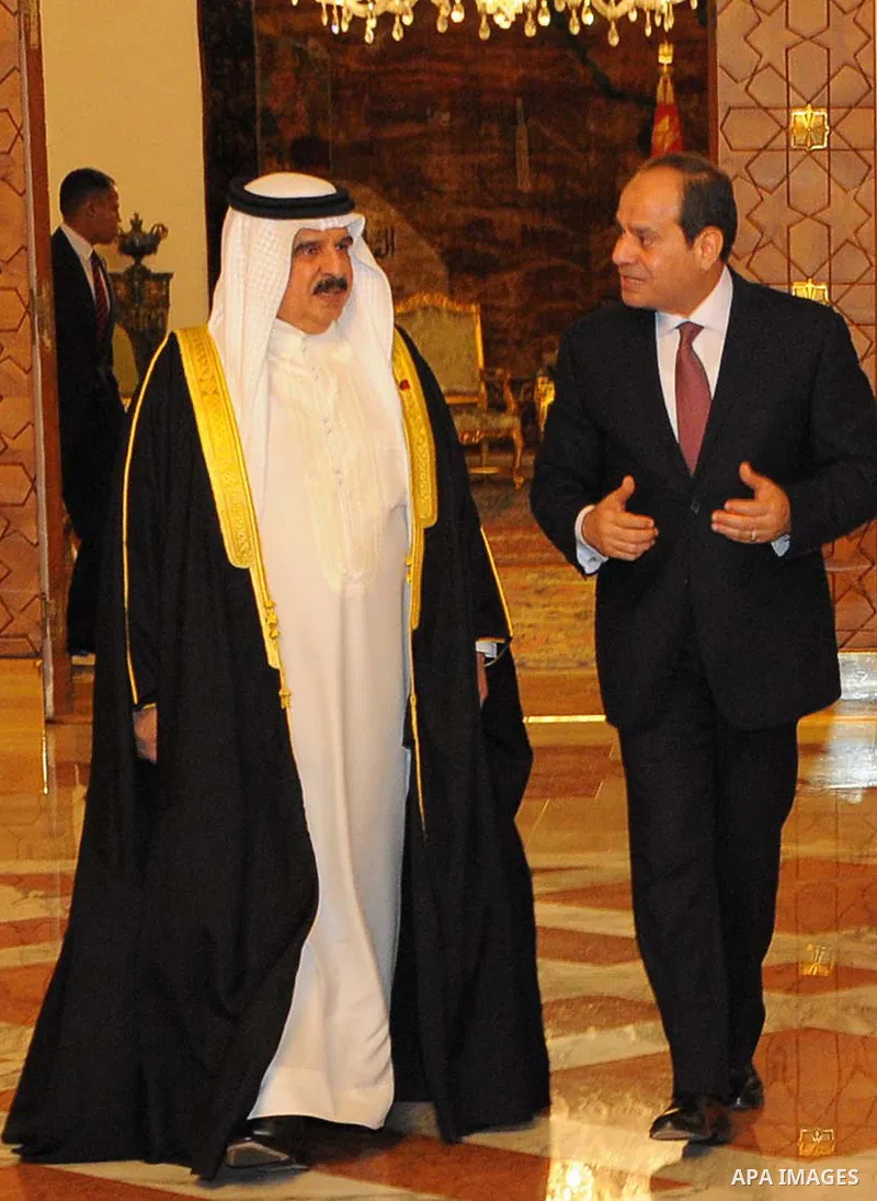 Egyptian President Abdel Fattah al-Sisi meets with King of Bahrain Hamad bin Issa al-Khalifa upon his arrival in Cairo, on June 8, 2017. Photo by Egyptian President Office