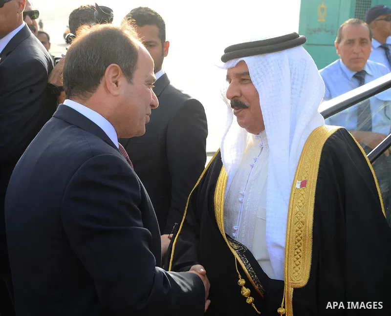 Egyptian President Abdel Fattah al-Sisi welcoming King of Bahrain Hamad bin Issa al-Khalifa upon his arrival in Cairo, on June 8, 2017. Photo by Egyptian President Office