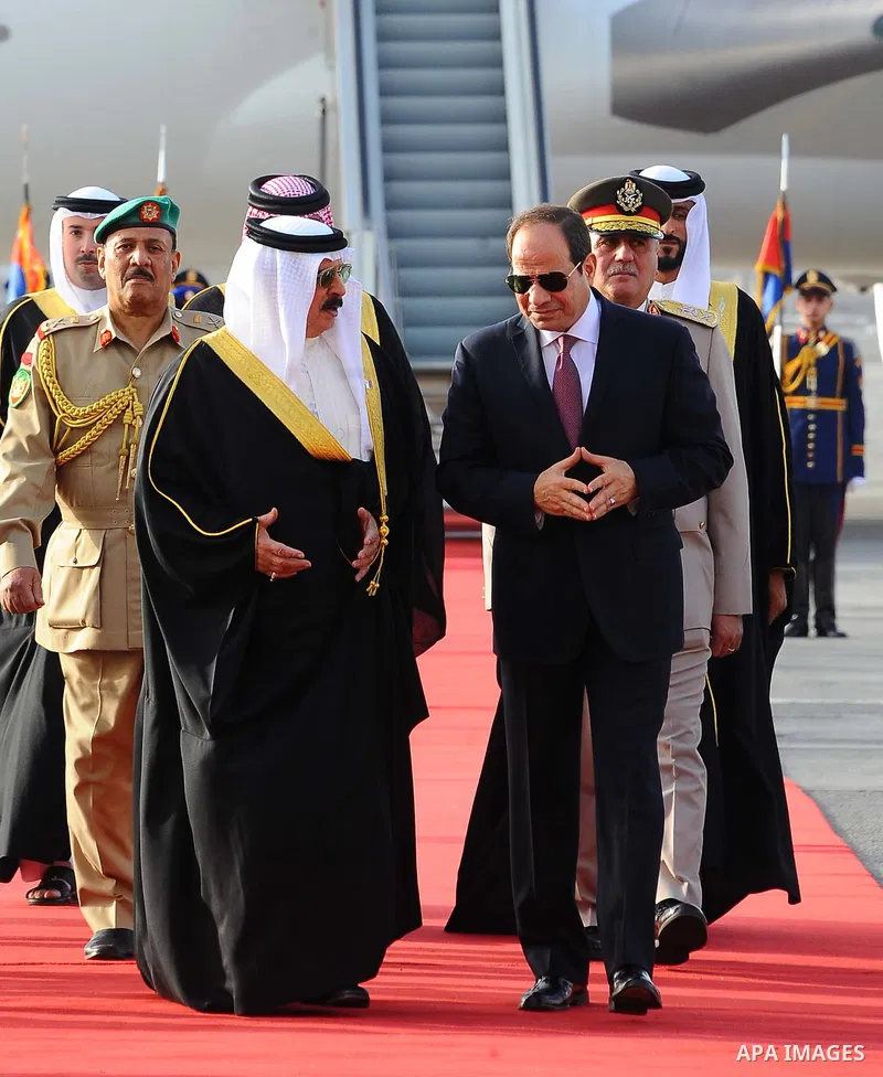 Egyptian President Abdel Fattah al-Sisi welcoming King of Bahrain Hamad bin Issa al-Khalifa upon his arrival in Cairo, on June 8, 2017. Photo by Egyptian President Office
