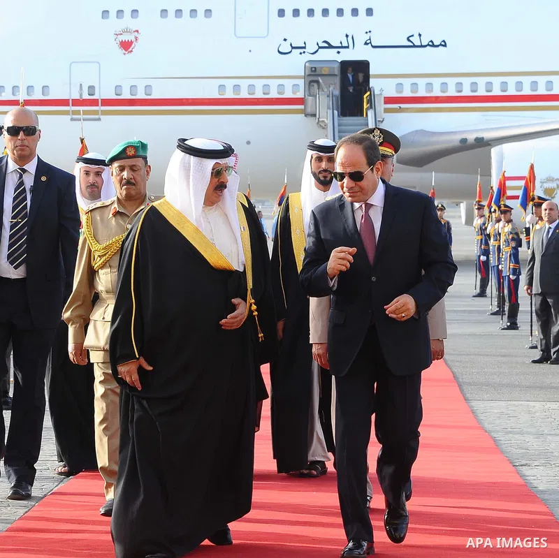 Egyptian President Abdel Fattah al-Sisi welcoming King of Bahrain Hamad bin Issa al-Khalifa upon his arrival in Cairo, on June 8, 2017. Photo by Egyptian President Office