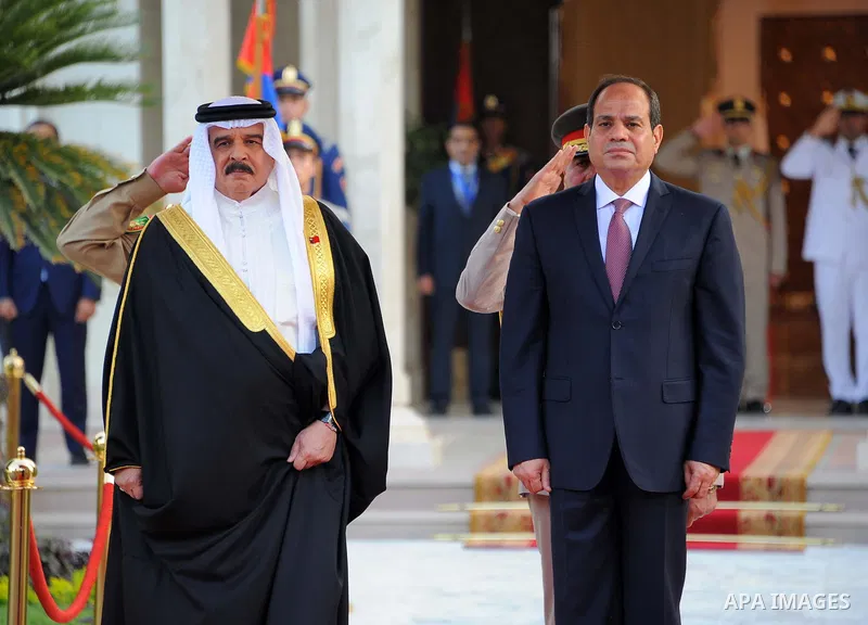 Egyptian President Abdel Fattah al-Sisi welcoming King of Bahrain Hamad bin Issa al-Khalifa upon his arrival in Cairo, on June 8, 2017. Photo by Egyptian President Office