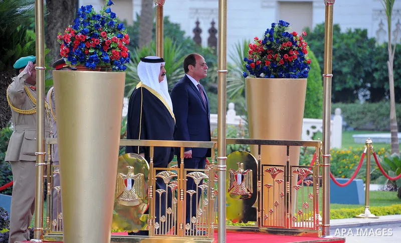 Egyptian President Abdel Fattah al-Sisi welcoming King of Bahrain Hamad bin Issa al-Khalifa upon his arrival in Cairo, on June 8, 2017. Photo by Egyptian President Office