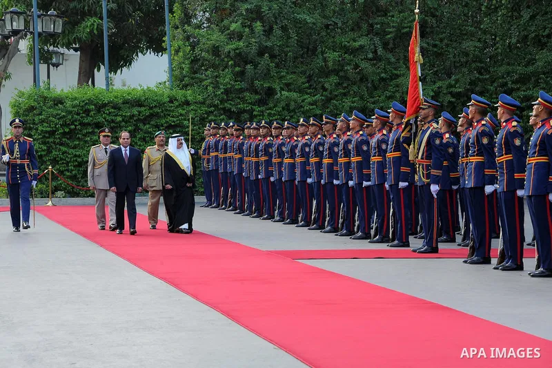 Egyptian President Abdel Fattah al-Sisi welcoming King of Bahrain Hamad bin Issa al-Khalifa upon his arrival in Cairo, on June 8, 2017. Photo by Egyptian President Office