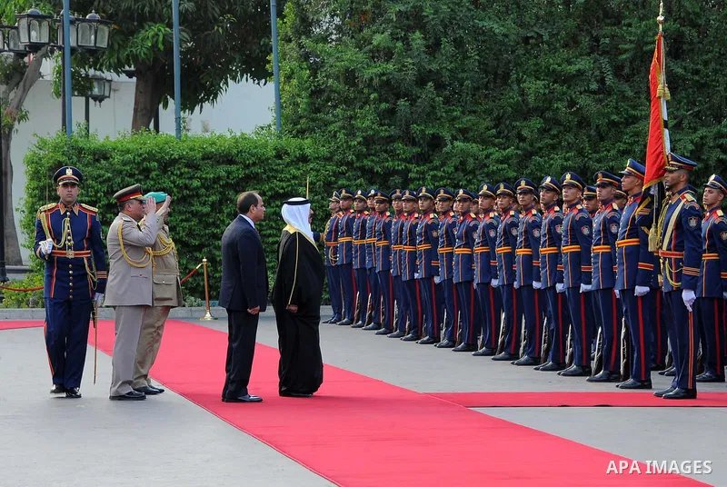 Egyptian President Abdel Fattah al-Sisi welcoming King of Bahrain Hamad bin Issa al-Khalifa upon his arrival in Cairo, on June 8, 2017. Photo by Egyptian President Office