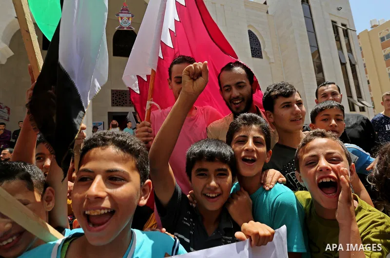 Palestinians take part in a rally in support of Qatar, inside Qatari-funded construction project 'Hamad City', in Khan Younis in the southern Gaza Strip, June 9, 2017. Photo by Ashraf Amra