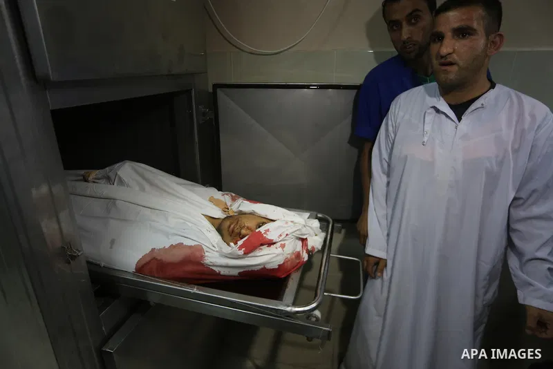 Relatives of Palestinian Aaed Goma react upon the arrival of his body outside a hospital morgue in the northern Gaza Strip June 9, 2017. Photo by Mohammed Asad