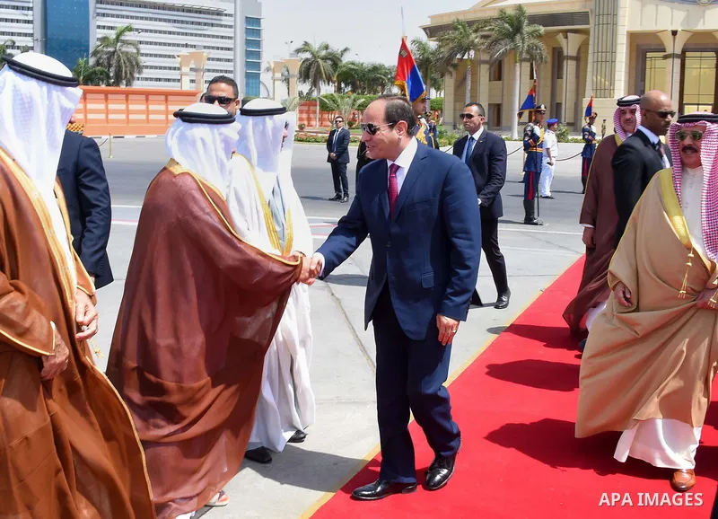 Egyptian President Abdel Fattah Sisi bids farewell to King of Bahrain Hamad bin Issa al-Khalifa at Cairo International Airport in Cairo on June 9, 2017. Photo by Egyptian President Office