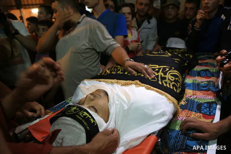 Palestinians mourn over the body of Aaed Goma, 35, who was killed by Israeli gunfire during clashes, in Jabalia refugee camp in the northern Gaza strip on June 09, 2017. Photo by Dawod Abo Elkass