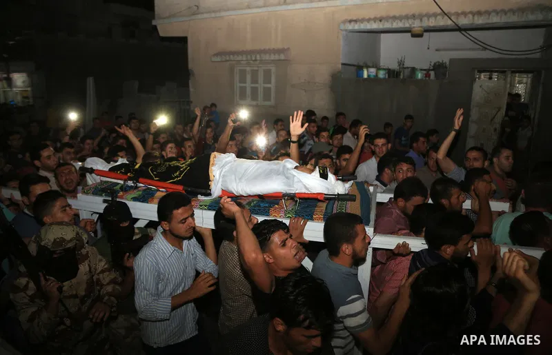 Palestinian mourners carry the body of Aaed Goma, 35, who was killed by Israeli gunfire during clashes, in Jabalia refugee camp in the northern Gaza strip on June 09, 2017. Photo by Dawod Abo Elkass