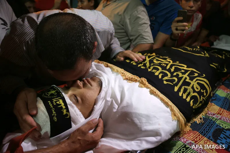 Palestinians mourn over the body of Aaed Goma, 35, who was killed by Israeli gunfire during clashes, in Jabalia refugee camp in the northern Gaza strip on June 09, 2017. Photo by Dawod Abo Elkass
