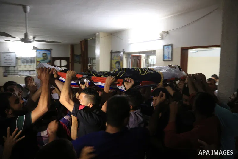 Palestinian mourners carry the body of Aaed Goma, 35, who was killed by Israeli gunfire during clashes, in Jabalia refugee camp in the northern Gaza strip on June 09, 2017. Photo by Dawod Abo Elkass