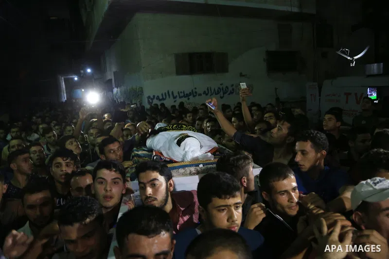 Palestinian mourners carry the body of Aaed Goma, 35, who was killed by Israeli gunfire during clashes, in Jabalia refugee camp in the northern Gaza strip on June 09, 2017. Photo by Dawod Abo Elkass