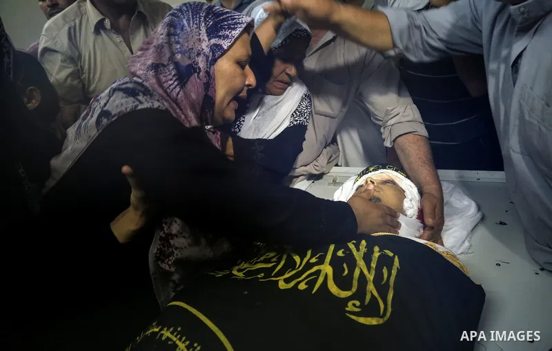 Palestinians mourn over the body of Aaed Goma, 35, who was killed by Israeli gunfire during clashes, in Jabalia refugee camp in the northern Gaza strip on June 09, 2017. Photo by Dawod Abo Elkass