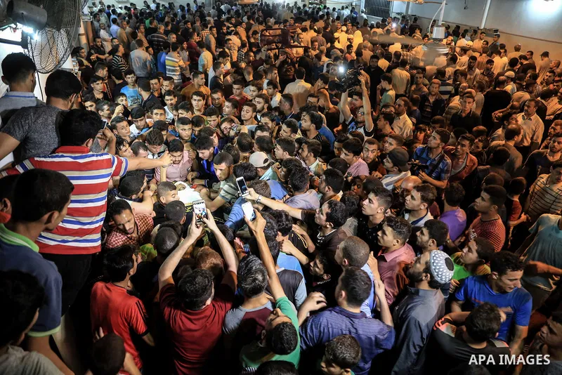 Palestinian mourners carry the body of Aaed Goma, 35, who was killed by Israeli gunfire during clashes, in Jabalia refugee camp in the northern Gaza strip on June 09, 2017. Photo by Dawod Abo Elkass