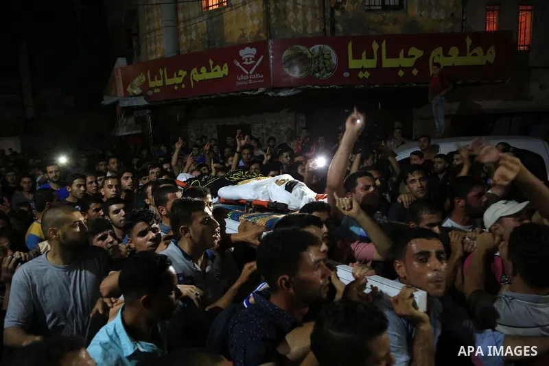 Palestinian mourners carry the body of Aaed Goma, 35, who was killed by Israeli gunfire during clashes, in Jabalia refugee camp in the northern Gaza strip on June 09, 2017. Photo by Dawod Abo Elkass