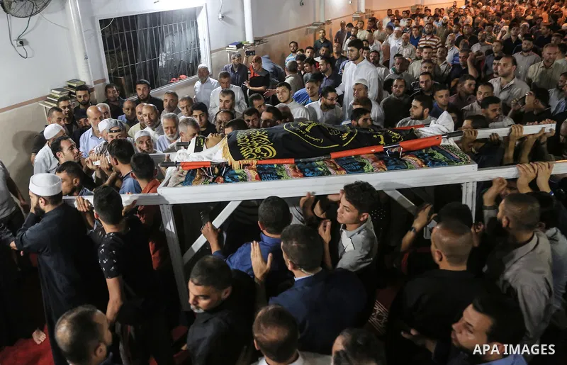 Palestinian mourners carry the body of Aaed Goma, 35, who was killed by Israeli gunfire during clashes, in Jabalia refugee camp in the northern Gaza strip on June 09, 2017. Photo by Dawod Abo Elkass