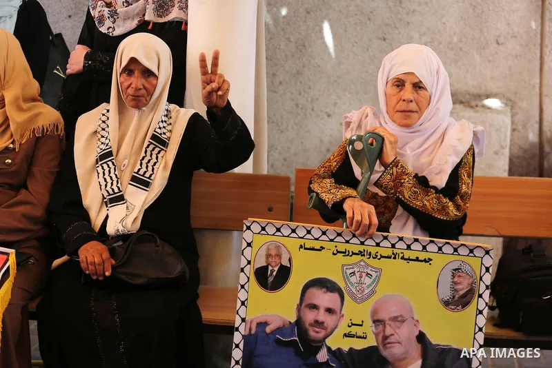 Palestinians take part in a protest to show solidarity with Palestinian prisoners held in Israeli jails, in front of Red cross office in Gaza city on June 12, 2017. Photo by Mohammed Asad