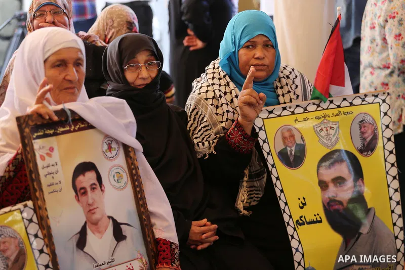 Palestinians take part in a protest to show solidarity with Palestinian prisoners held in Israeli jails, in front of Red cross office in Gaza city on June 12, 2017. Photo by Mohammed Asad