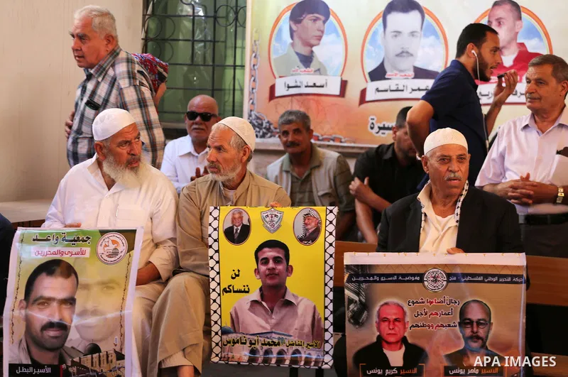 Palestinians take part in a protest to show solidarity with Palestinian prisoners held in Israeli jails, in front of Red cross office in Gaza city on June 12, 2017. Photo by Mohammed Asad