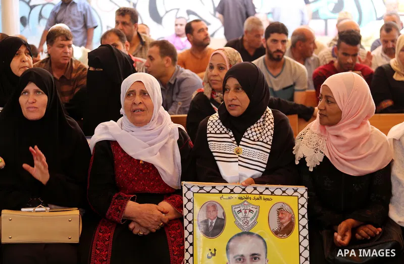 Palestinians take part in a protest to show solidarity with Palestinian prisoners held in Israeli jails, in front of Red cross office in Gaza city on June 12, 2017. Photo by Mohammed Asad