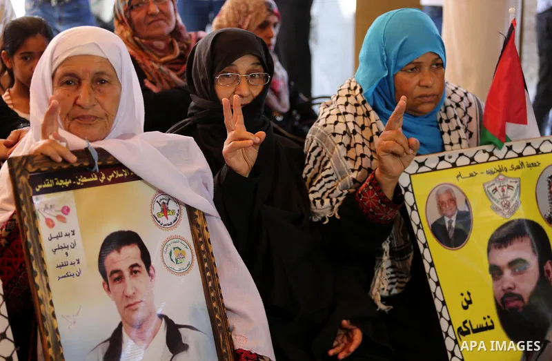 Palestinians take part in a protest to show solidarity with Palestinian prisoners held in Israeli jails, in front of Red cross office in Gaza city on June 12, 2017. Photo by Mohammed Asad