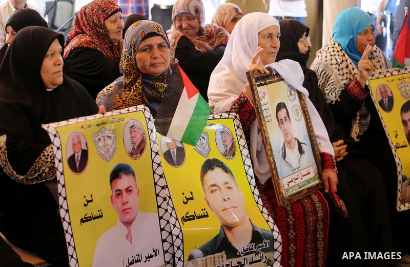 Palestinians take part in a protest to show solidarity with Palestinian prisoners held in Israeli jails, in front of Red cross office in Gaza city on June 12, 2017. Photo by Mohammed Asad