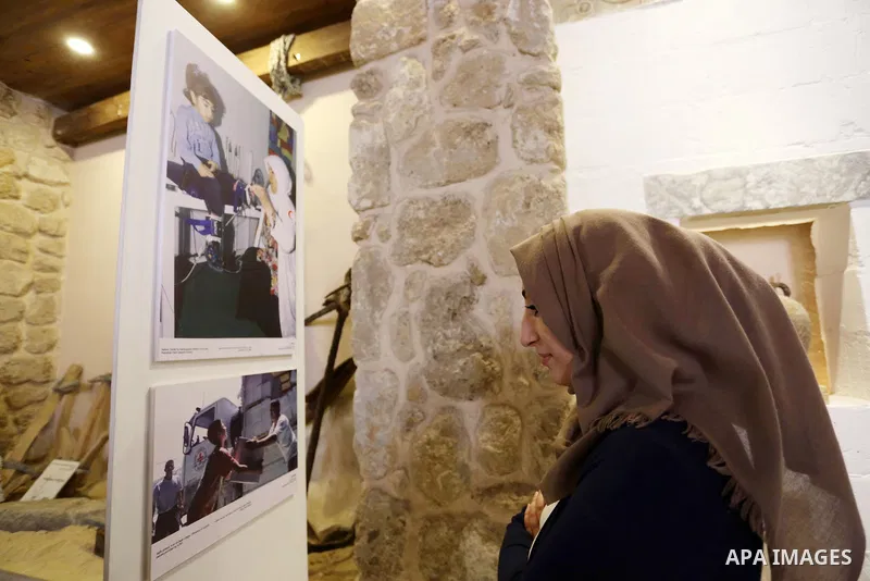 Palestinians participate in a photo gallery organized by Red cross (ICRC) on the occasion of over 50 years of its presence in the occupied Palestinian territories, in Gaza city on June 13, 2017. Photo by Ashraf Amra