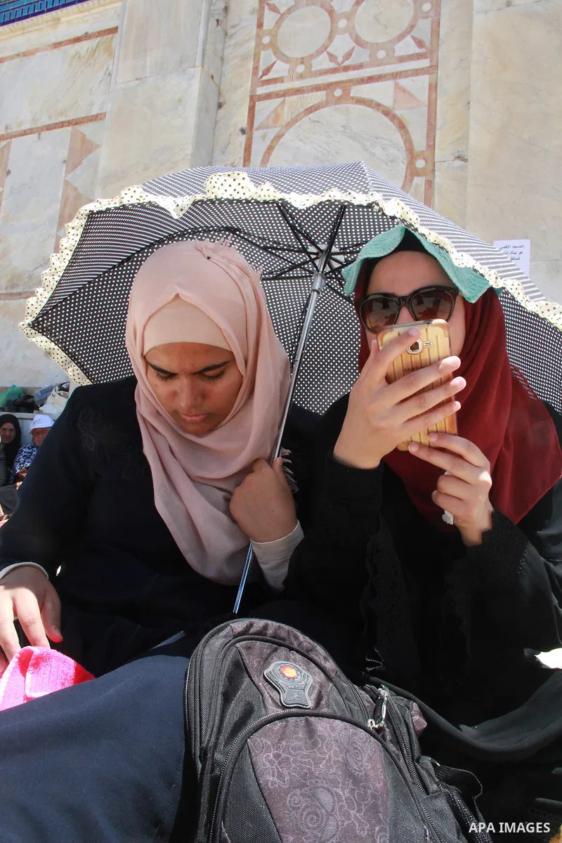 Palestinian Muslim worshippers attend the third Friday prayers of the Muslim holy month of Ramadan at Jerusalem's al-Aqsa mosque compound on June 16, 2017. Photo by Mahfouz Abu Turk