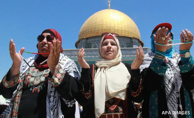Palestinian Muslim worshippers attend the third Friday prayers of the Muslim holy month of Ramadan at Jerusalem's al-Aqsa mosque compound on June 16, 2017. Photo by Mahfouz Abu Turk