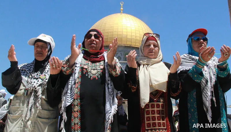 Palestinian Muslim worshippers attend the third Friday prayers of the Muslim holy month of Ramadan at Jerusalem's al-Aqsa mosque compound on June 16, 2017. Photo by Mahfouz Abu Turk