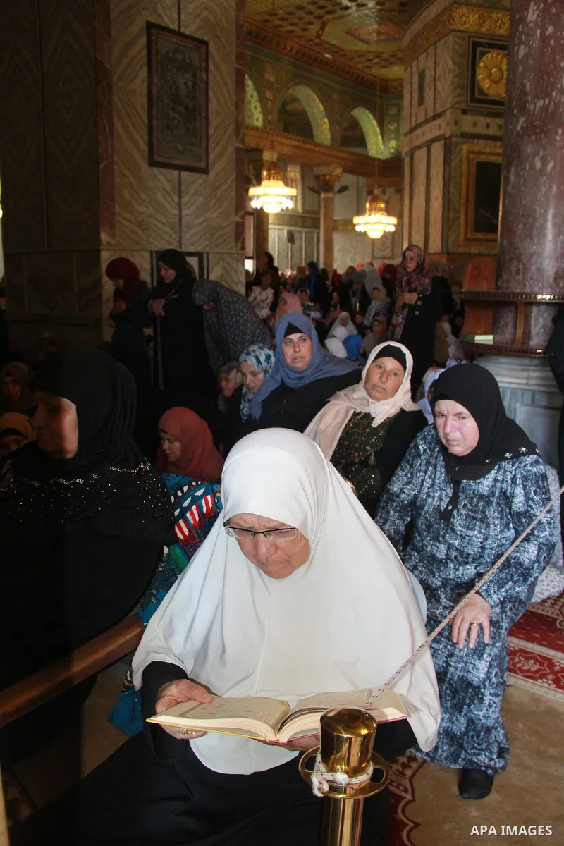 Palestinian Muslim worshippers attend the third Friday prayers of the Muslim holy month of Ramadan at Jerusalem's al-Aqsa mosque compound on June 16, 2017. Photo by Mahfouz Abu Turk