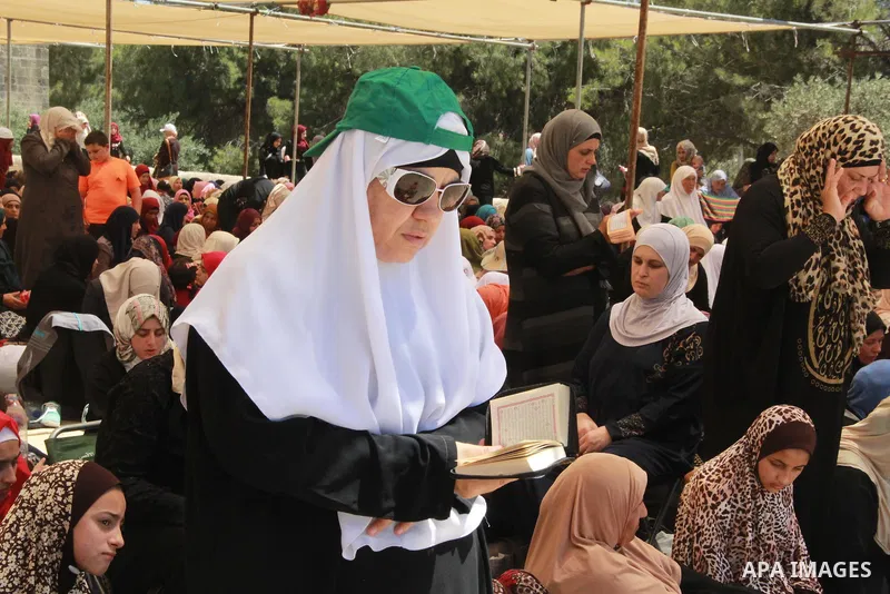 Palestinian Muslim worshippers attend the third Friday prayers of the Muslim holy month of Ramadan at Jerusalem's al-Aqsa mosque compound on June 16, 2017. Photo by Mahfouz Abu Turk