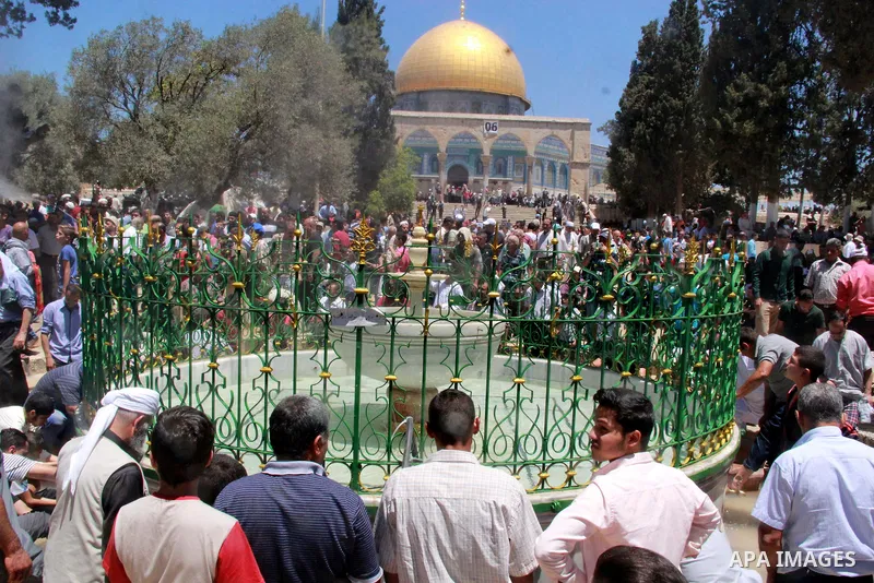 Palestinian Muslim worshippers attend the third Friday prayers of the Muslim holy month of Ramadan at Jerusalem's al-Aqsa mosque compound on June 16, 2017. Photo by Mahfouz Abu Turk