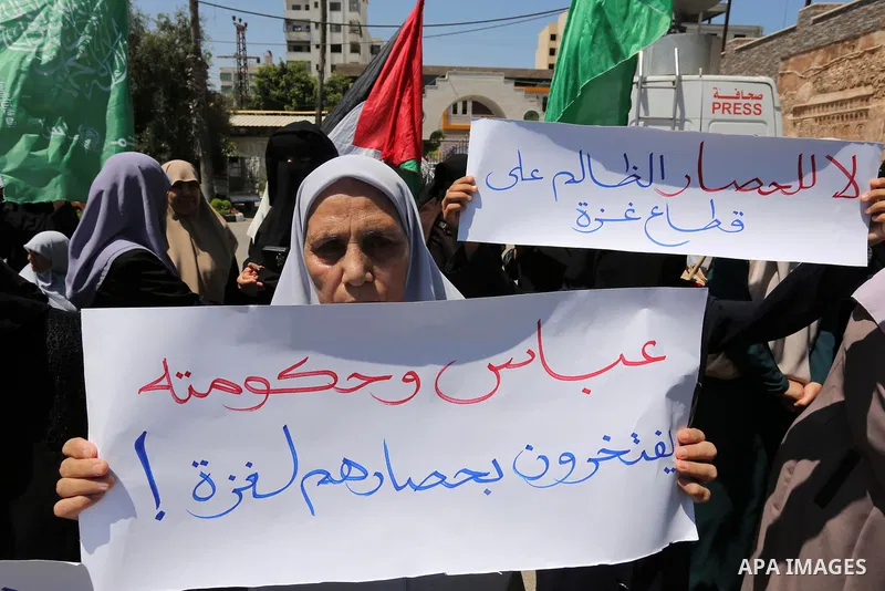 Palestinian women take part in a rally in support of Qatar and against the blockade on the Gaza Strip, in front of the Legislative Council in Gaza city on June 18, 2017. Photo by Ashraf Amra
