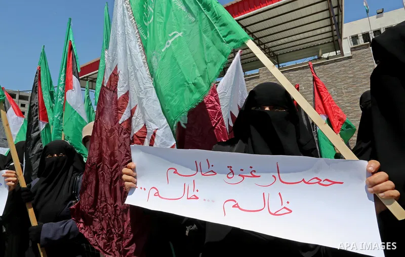 Palestinian women take part in a rally in support of Qatar and against the blockade on the Gaza Strip, in front of the Legislative Council in Gaza city on June 18, 2017. Photo by Ashraf Amra
