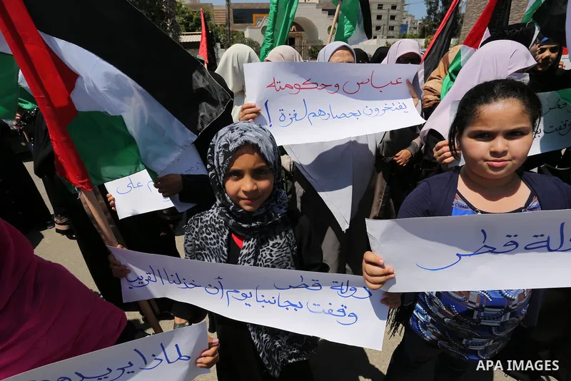 Palestinian women take part in a rally in support of Qatar and against the blockade on the Gaza Strip, in front of the Legislative Council in Gaza city on June 18, 2017. Photo by Ashraf Amra