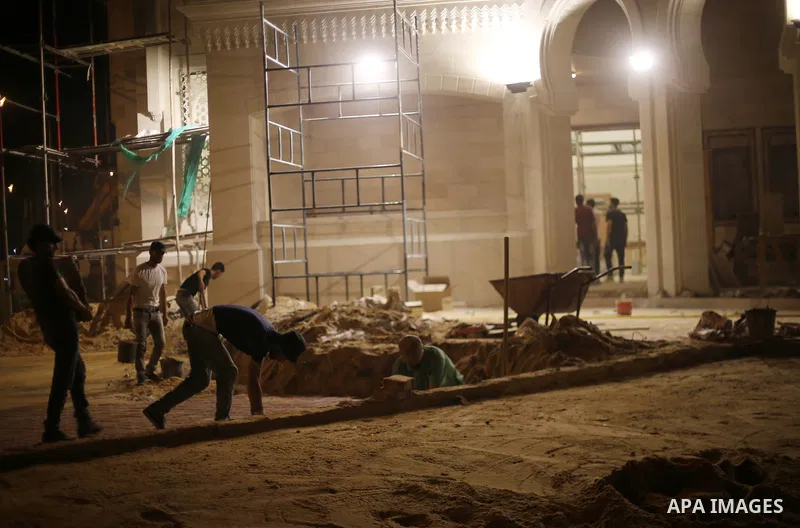Palestinian laborers work at building Mohammed Al Hassayna mosque at night, on the Muslim holy fasting month of Ramadan, in Gaza city on June 20, 2017. Photo by Mohammed Asad