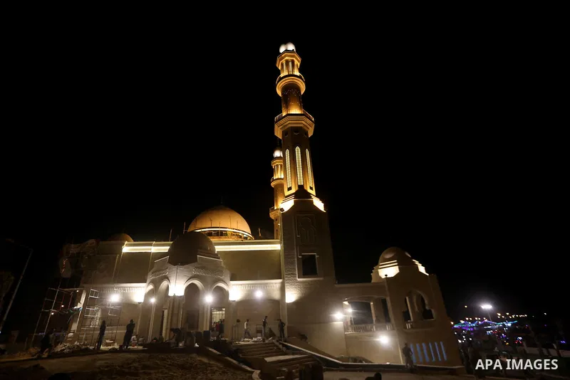 A general view of Mohammed Al Hassayna mosque during Palestinian laborers work at night, on the Muslim holy fasting month of Ramadan, in Gaza city on June 20, 2017. Photo by Mohammed Asad