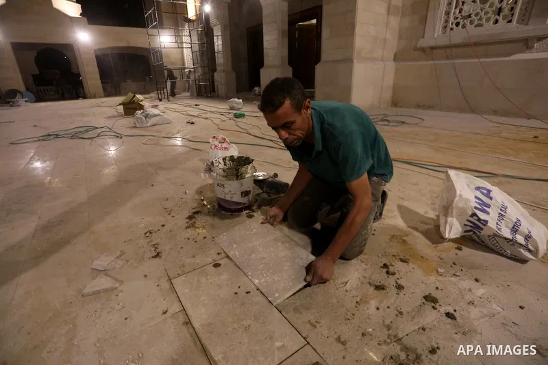 Palestinian laborers work at building Mohammed Al Hassayna mosque at night, on the Muslim holy fasting month of Ramadan, in Gaza city on June 20, 2017. Photo by Mohammed Asad