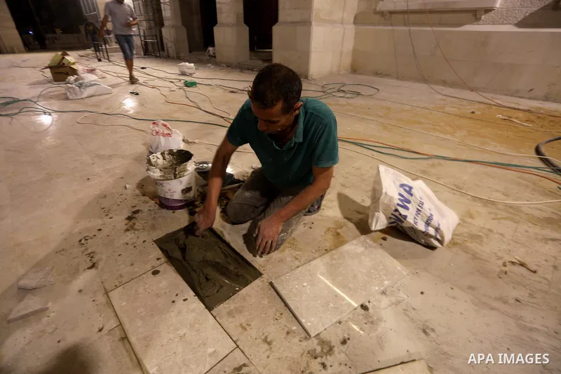 Palestinian laborers work at building Mohammed Al Hassayna mosque at night, on the Muslim holy fasting month of Ramadan, in Gaza city on June 20, 2017. Photo by Mohammed Asad